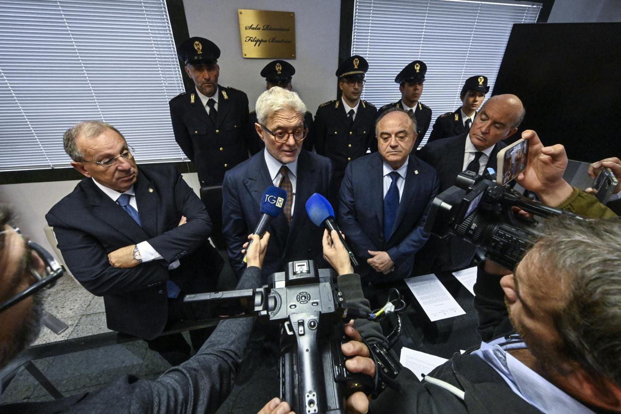 Anti-mafia prosecutor Giovanni Melillo (2nd from right) at the press conference on Tuesday. © ANSA / Ciro Fusco