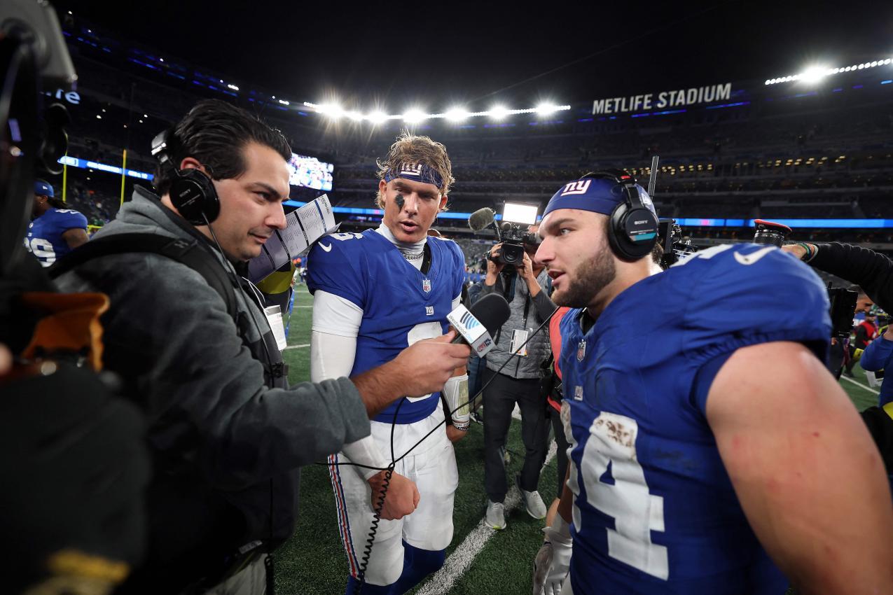 Cameron Skattebo (r.) war ein gefragter Mann. © APA / AL BELLO
