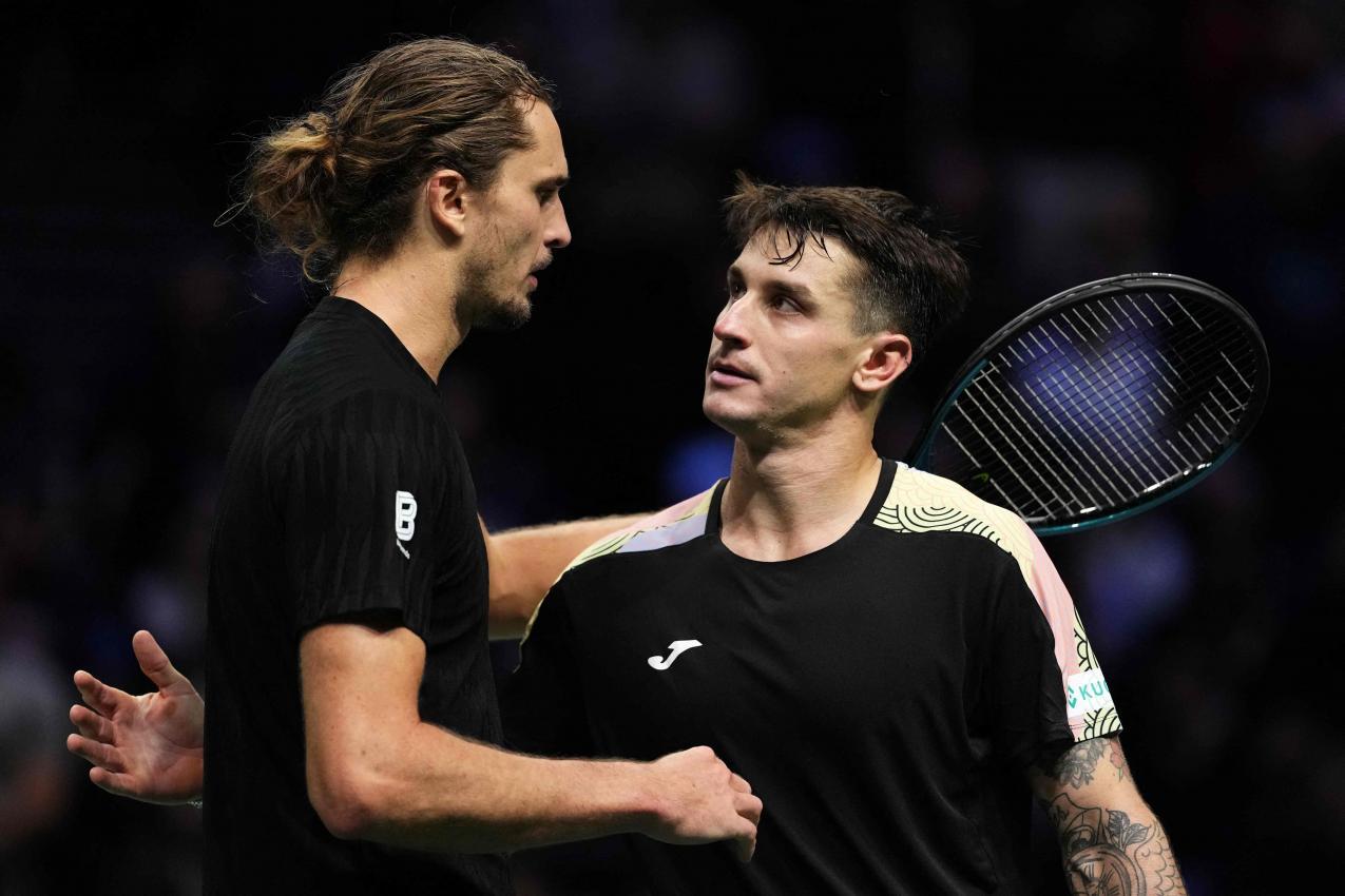 Camilo Ugo Carabelli (r.) brachte Alexander Zverev an seine Grenzen. © APA/afp / DIMITAR DILKOFF