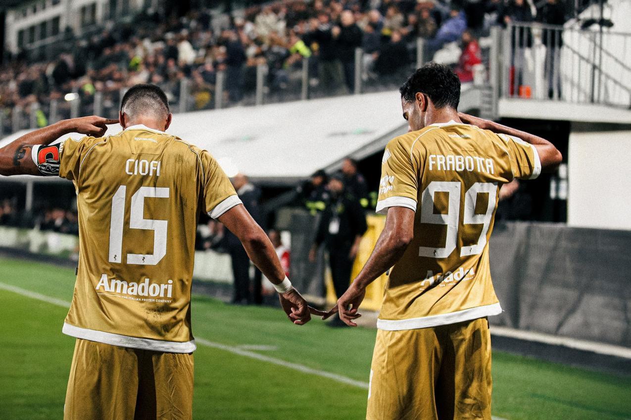 Cesenas Gianluca Frabotta (rechts) machte 18 Spiele für Juventus.