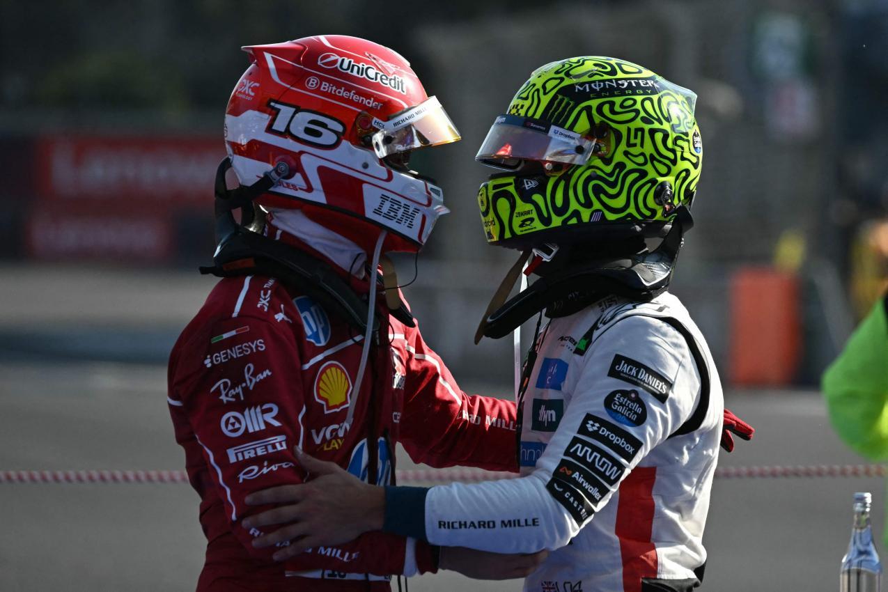 Charles Leclerc (links) klatscht mit Norris ab. © APA/afp / YURI CORTEZ