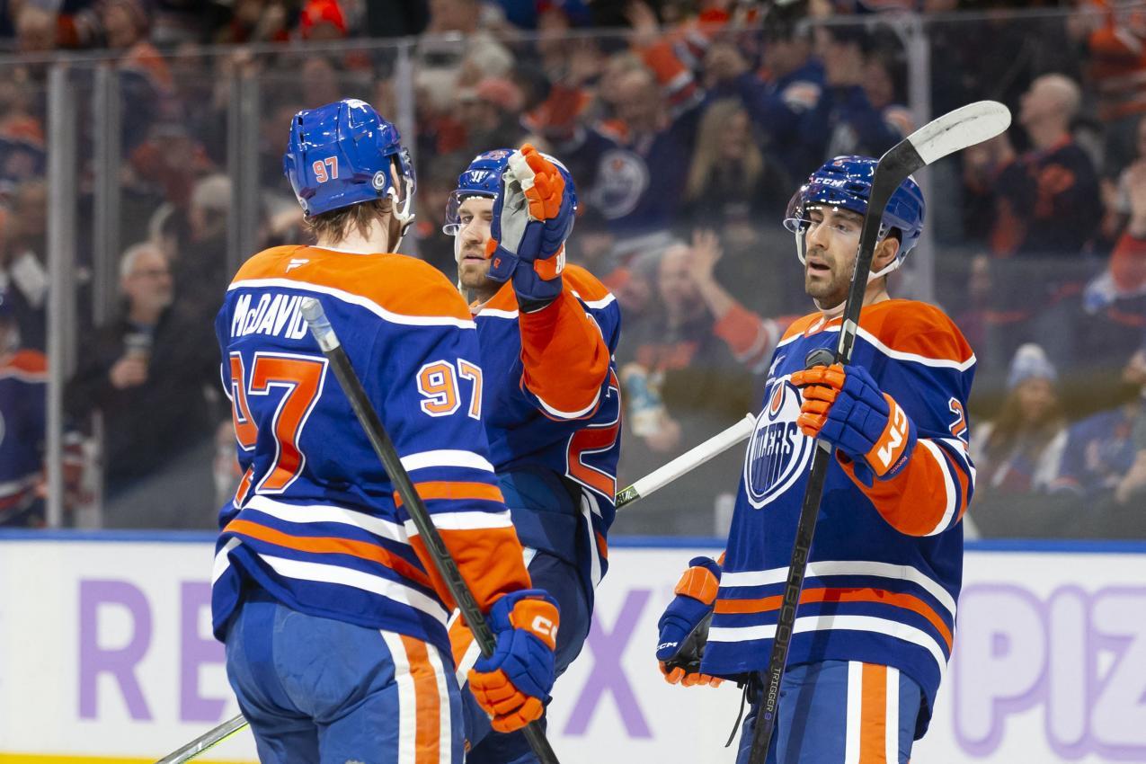 Connor McDavid, Leon Draisaitl et Evan Bouchard (de gauche à droite) sont les vedettes des Oilers d'Edmonton. © APA / CODIE MCLACHLAN