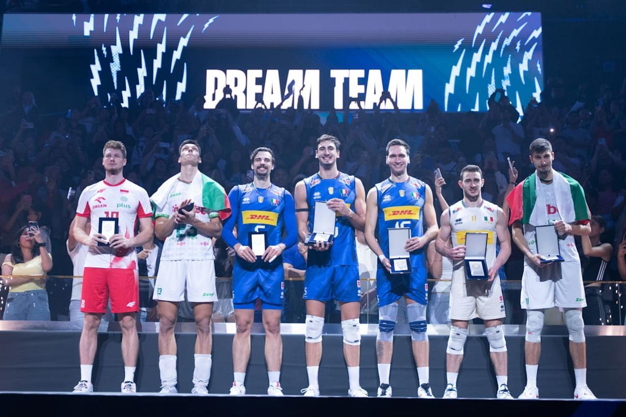 Das Dream Team der Volleyball-WM 2025, von links: Jakub Kochanowski, Aleksandar Nikolov, Simone Giannelli, MVP Alessandro Michieletto, Yuri Romanò, Fabio Balaso und Aleks Grozdanov.