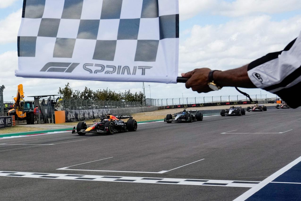 The race was finished behind the safety car © APA/afp / JOHN LOCHER