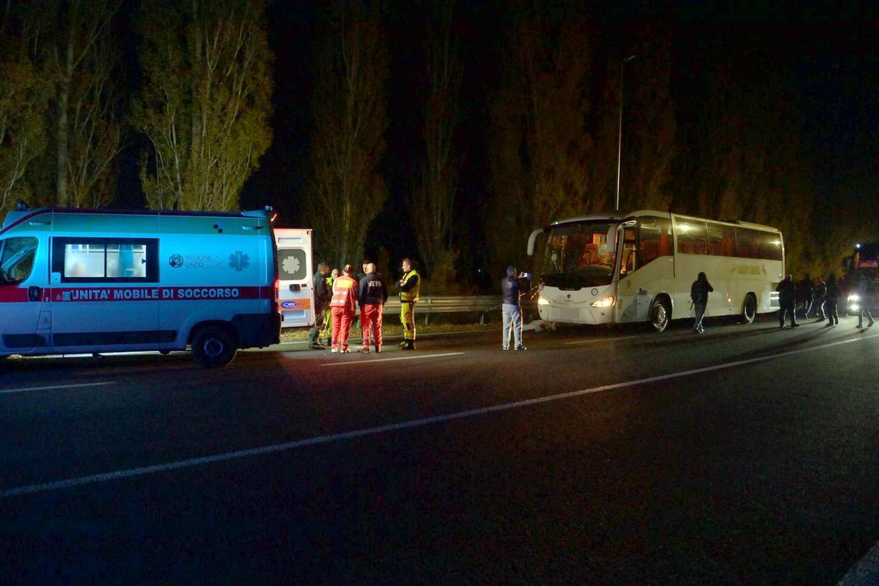Der Fan-Bus wurde auf einer Landstraße angegriffen. © ANSA / Emiliano Grillotti