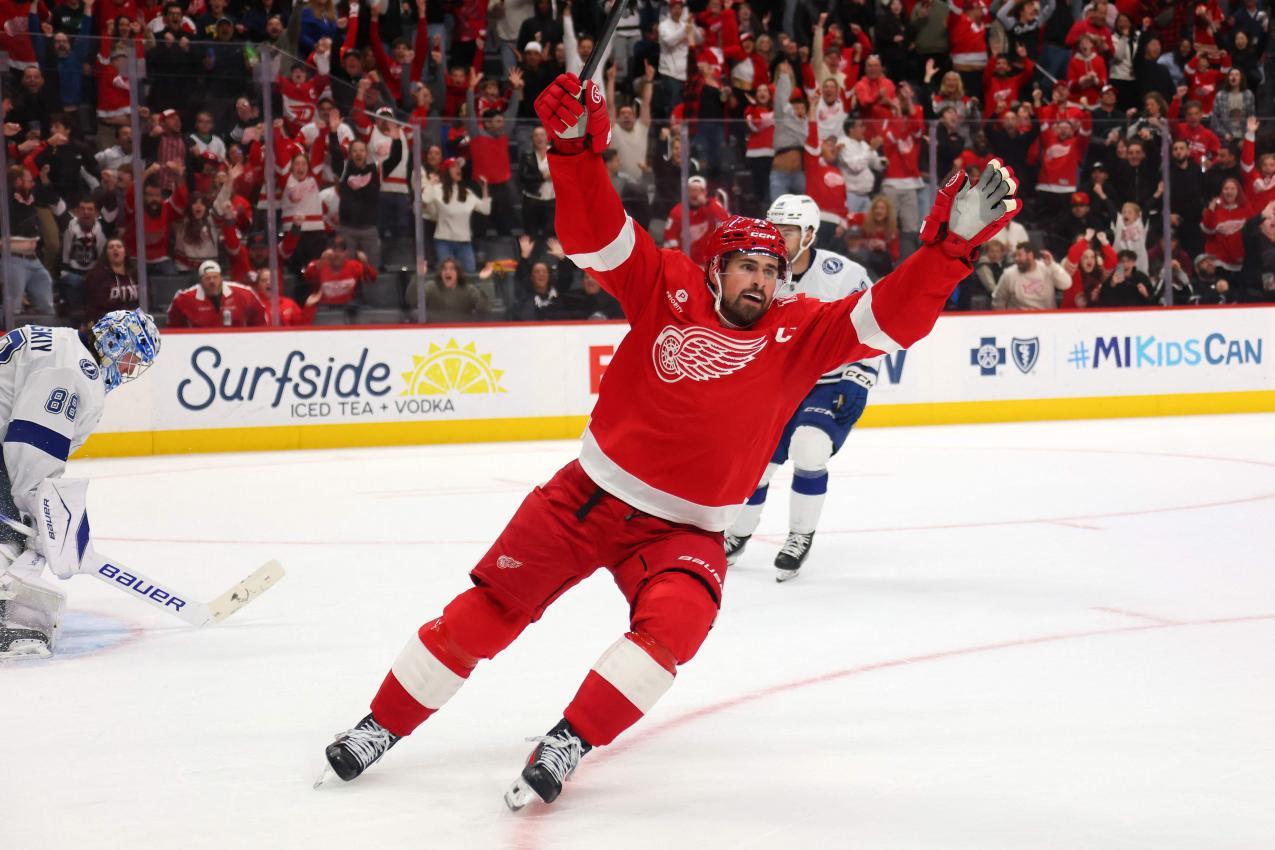Detroit captain Dylan Larkin turns away in celebration: He just scored the winning goal in overtime. © APA / GREGORY SHAMUS