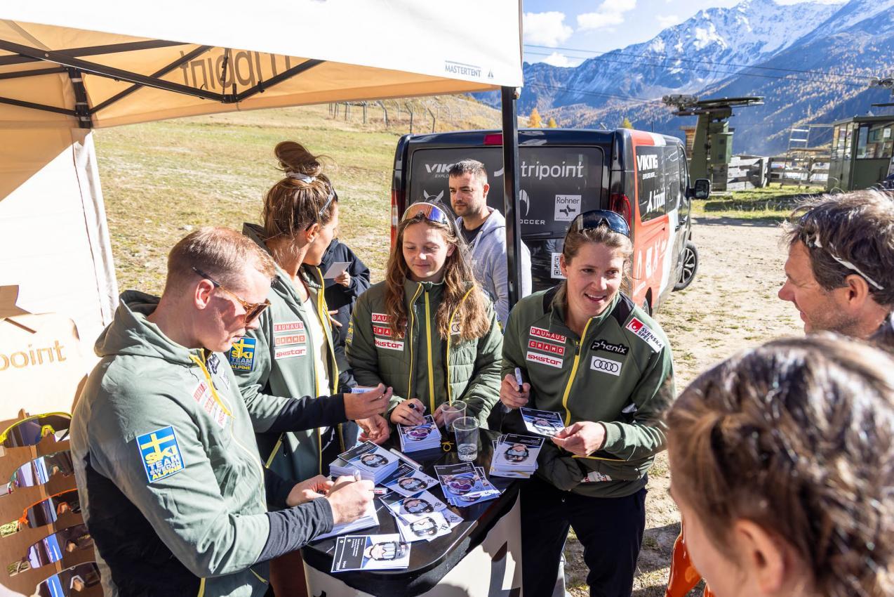 Die prominenten Trainingsgäste schrieben fließig Autogramme.