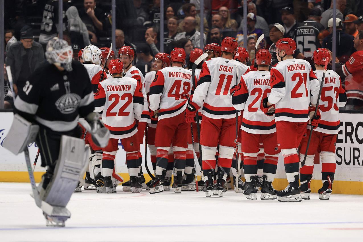 Die Spieler der Carolina Hurricanes jubeln nach dem Overtime-Sieg über die Los Angeles Kings. © APA / LUKE HALES