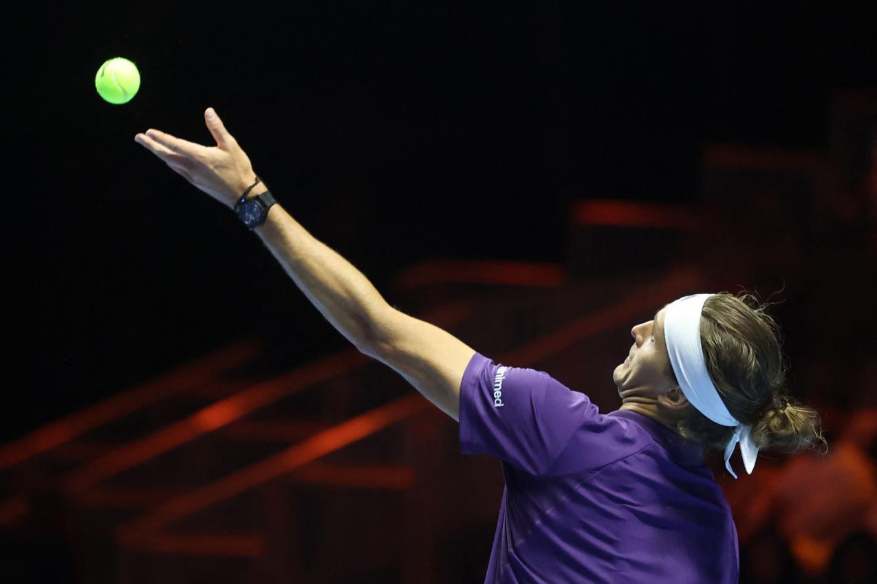 Dieses Mal zwickte Zverev die Schulter. © APA/afp / FAYEZ NURELDINE