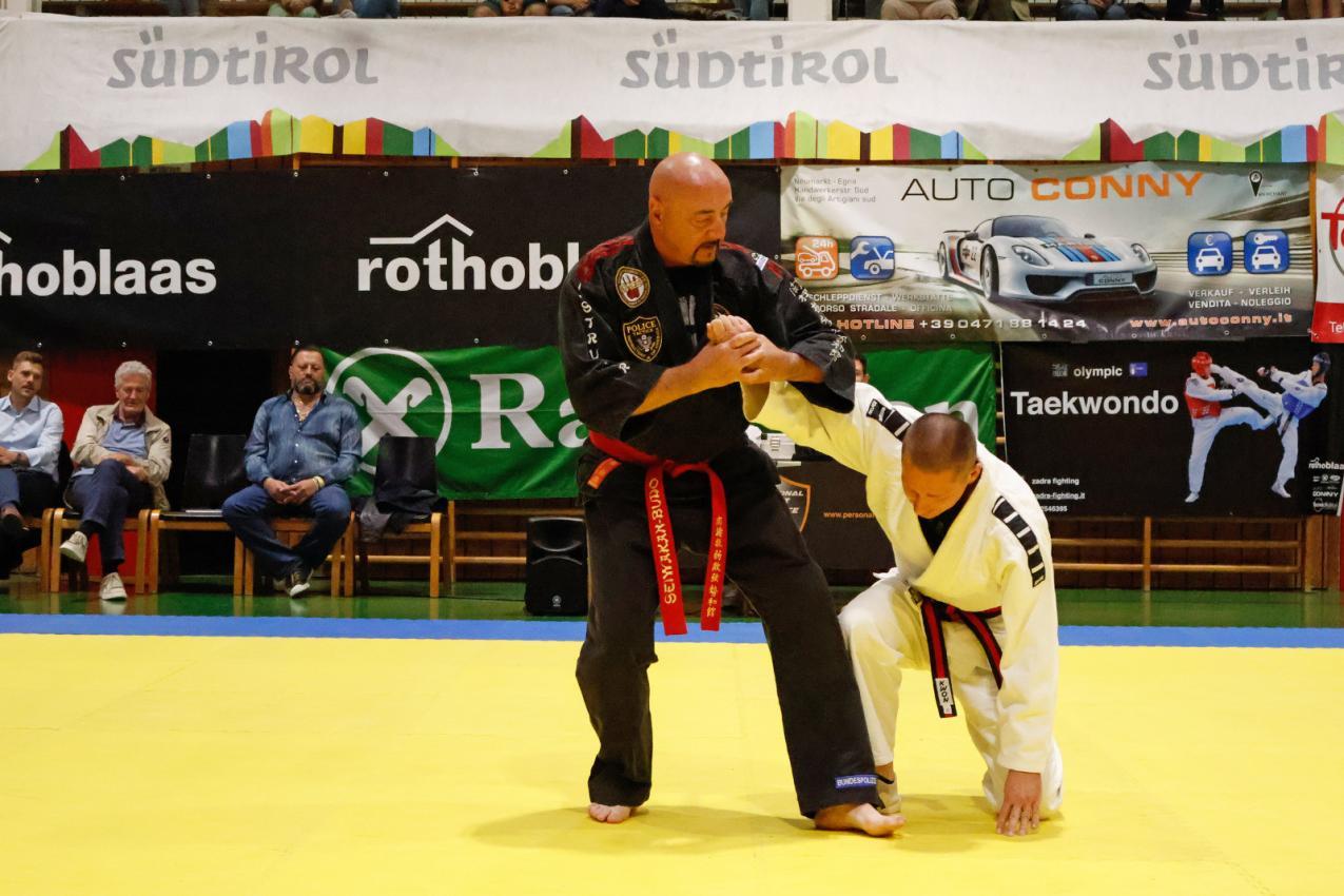 Faszinierende Darbietungen der Selbstverteidigung mit Großmeister Freddy Kleinschwärzer (Deutschland).