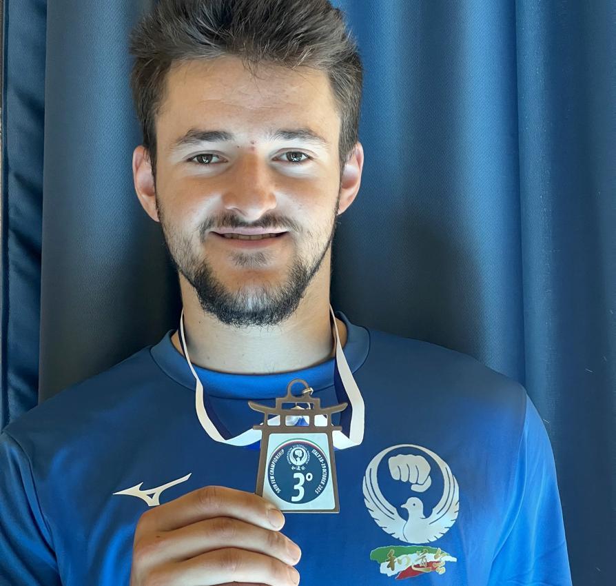 Fischnaller freut sich über die Medaille.