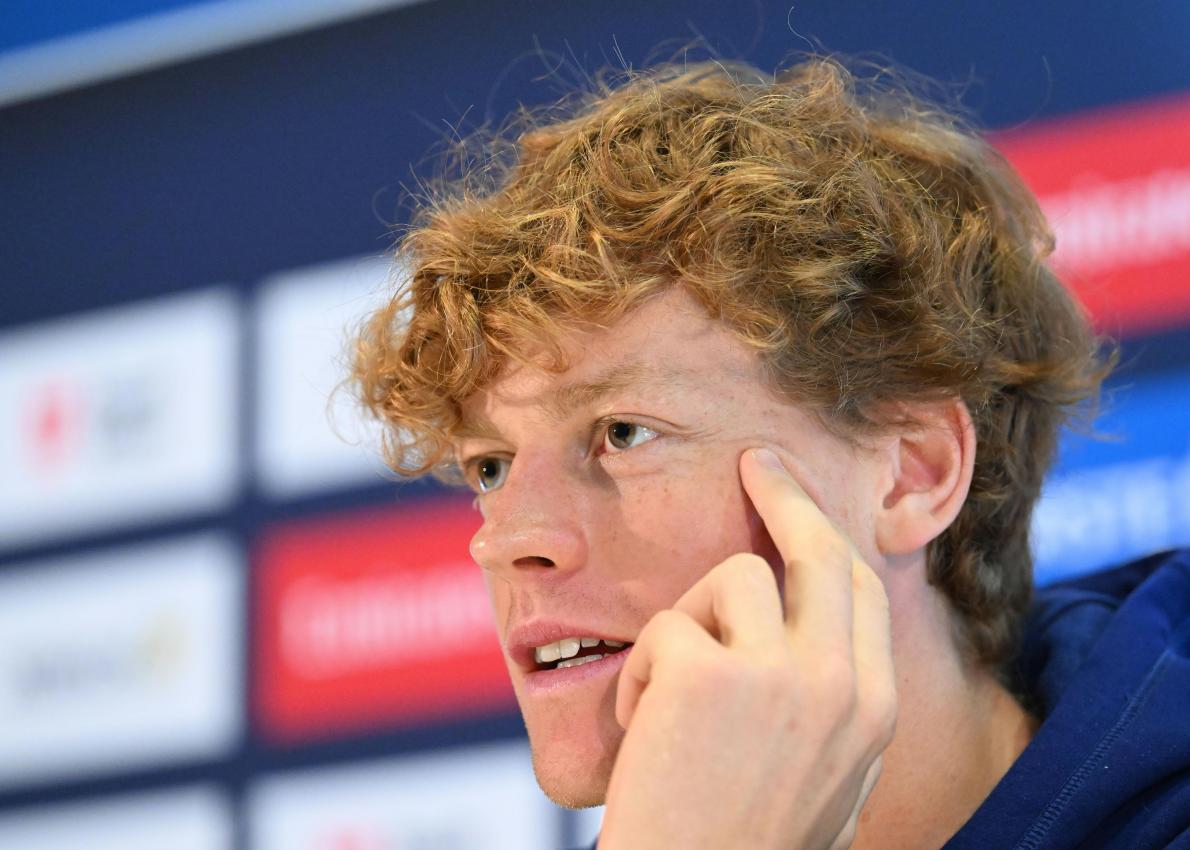 Jannik Sinner bei der PK in Wien. © APA / HELMUT FOHRINGER