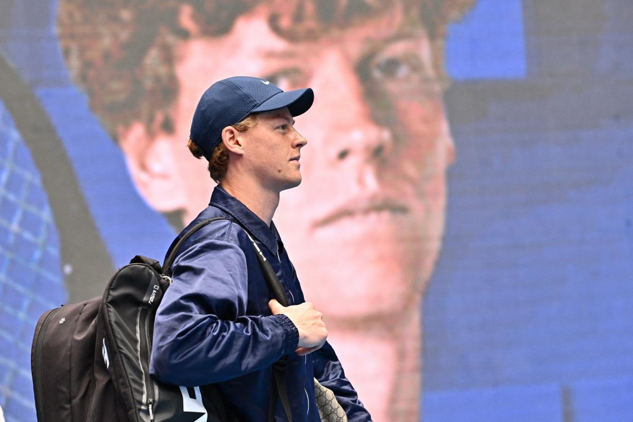 Jannik Sinner sorgte mit seiner Entscheidung für Wirbel. © AFP / PEDRO PARDO