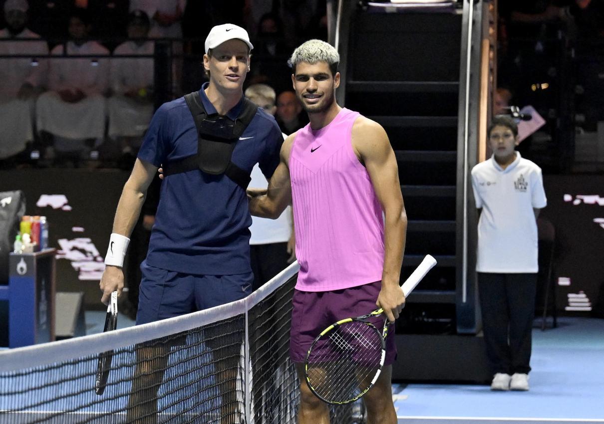 Jannik Sinner und Carlos Alcaraz beim Six Kings Slam in Riad. © ANSA / STR