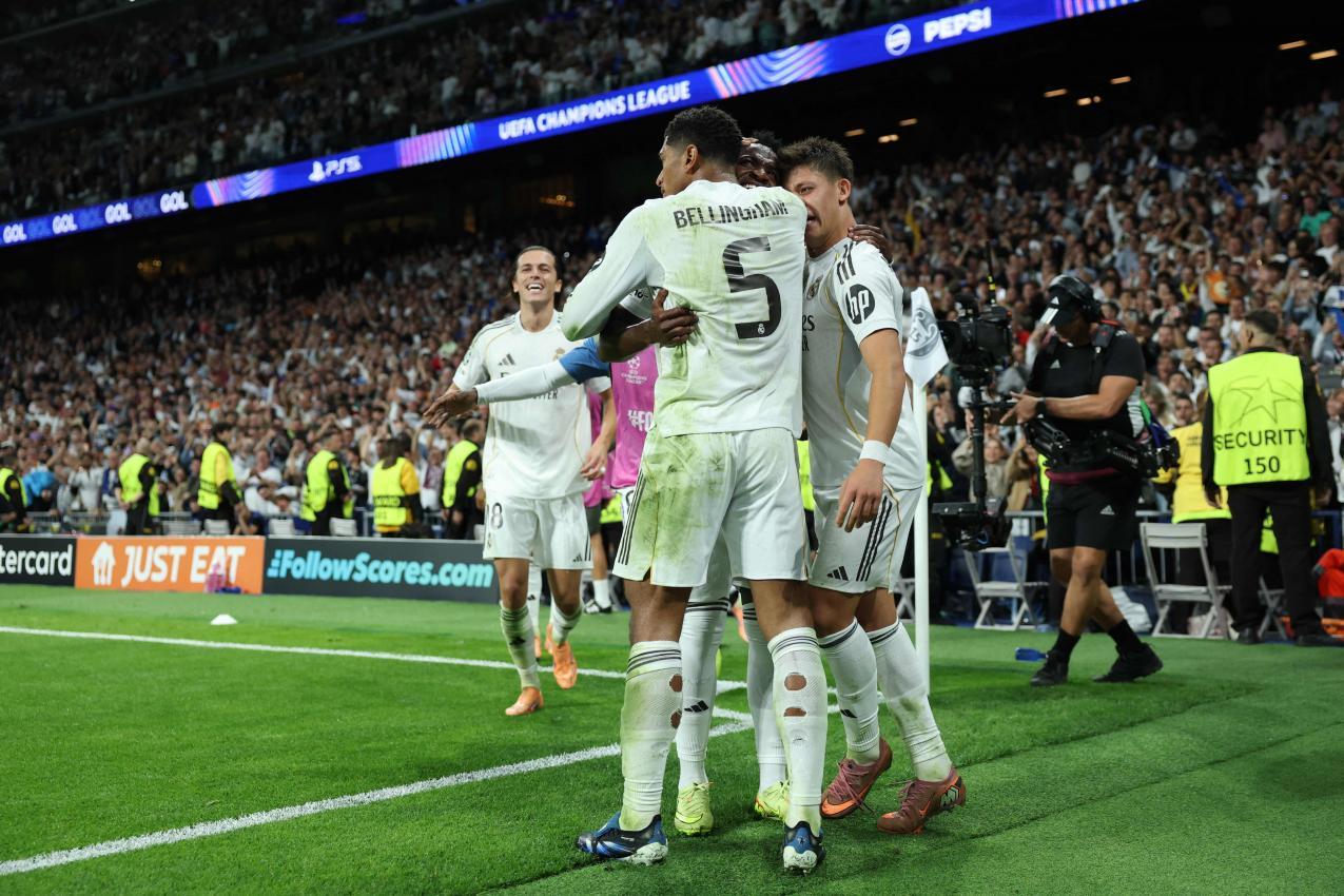 Jude Bellingham führt Real zum Sieg. © APA/afp / THOMAS COEX