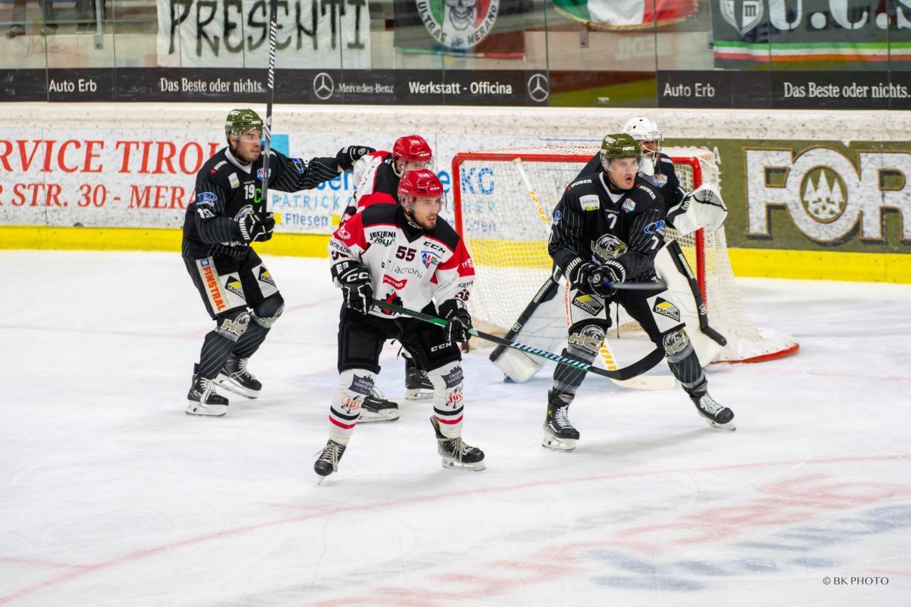 Merano (in black) prevailed against Jesenice. © BK Photo