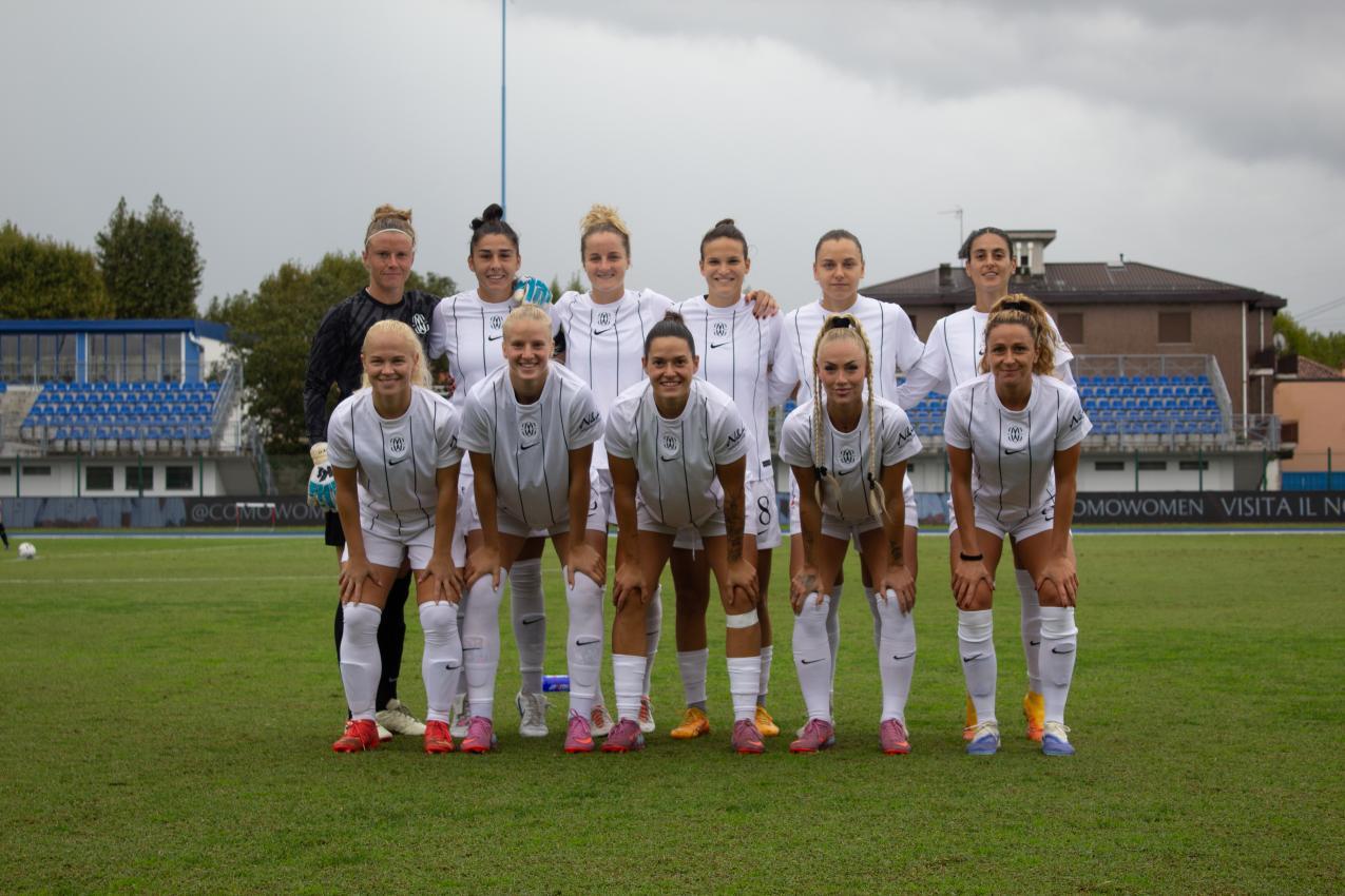 Mit Katja Schroffenegger (Erste von links, stehend) spielt auch noch Nadine Nischler (vorne, Dritte von links) bei Como Women.<?ZA?> © Valentina Luraghi