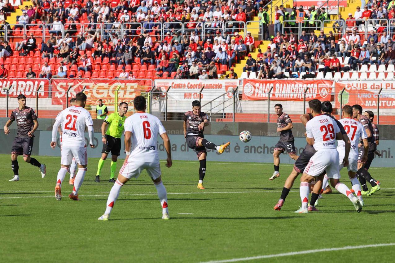 Mittelfeldmotor Simone Tronchin mit einem Weitschuss.
