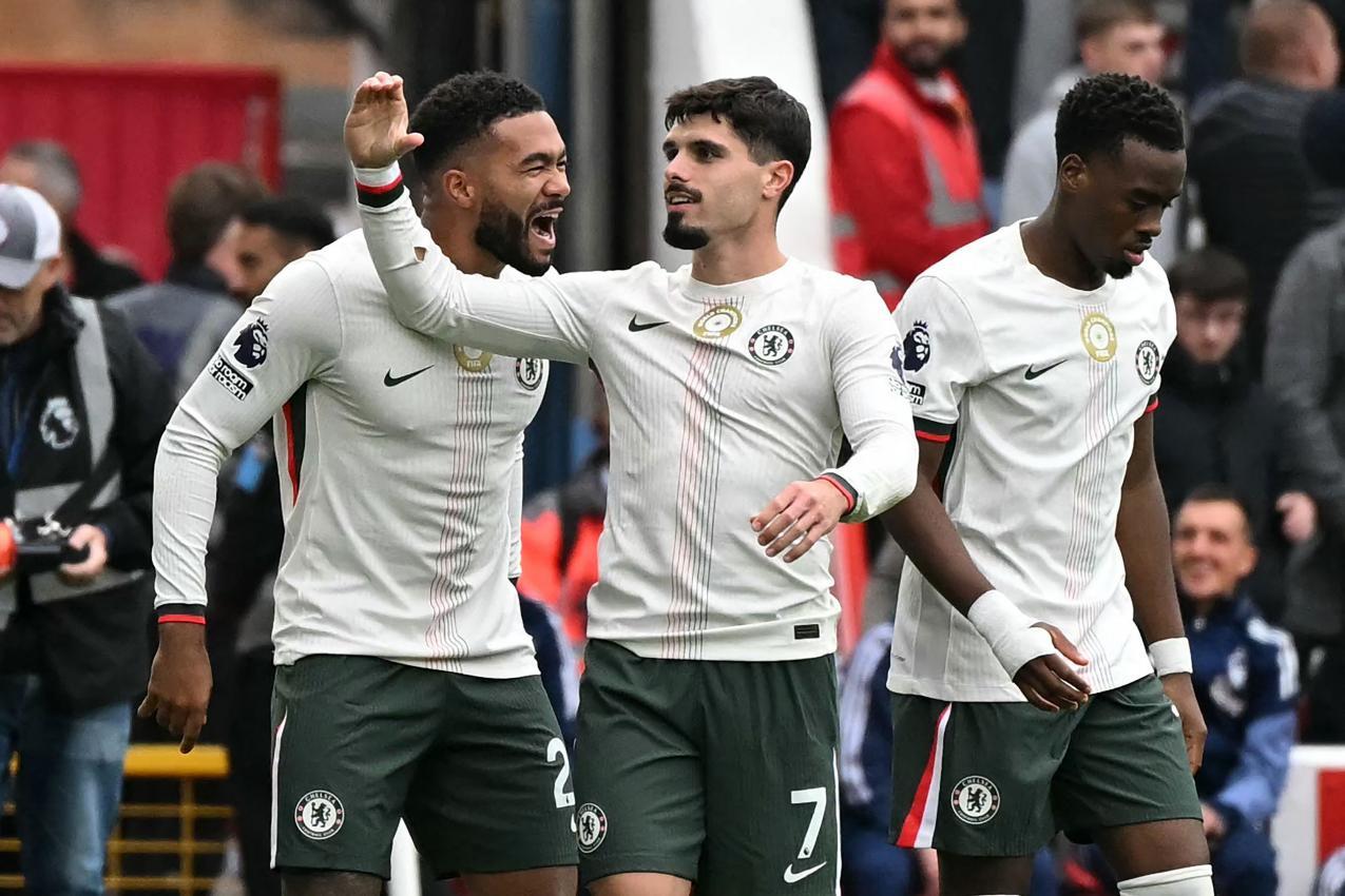 Pedro Neto feiert seinen Treffer für Chelsea. © APA/afp / JUSTIN TALLIS