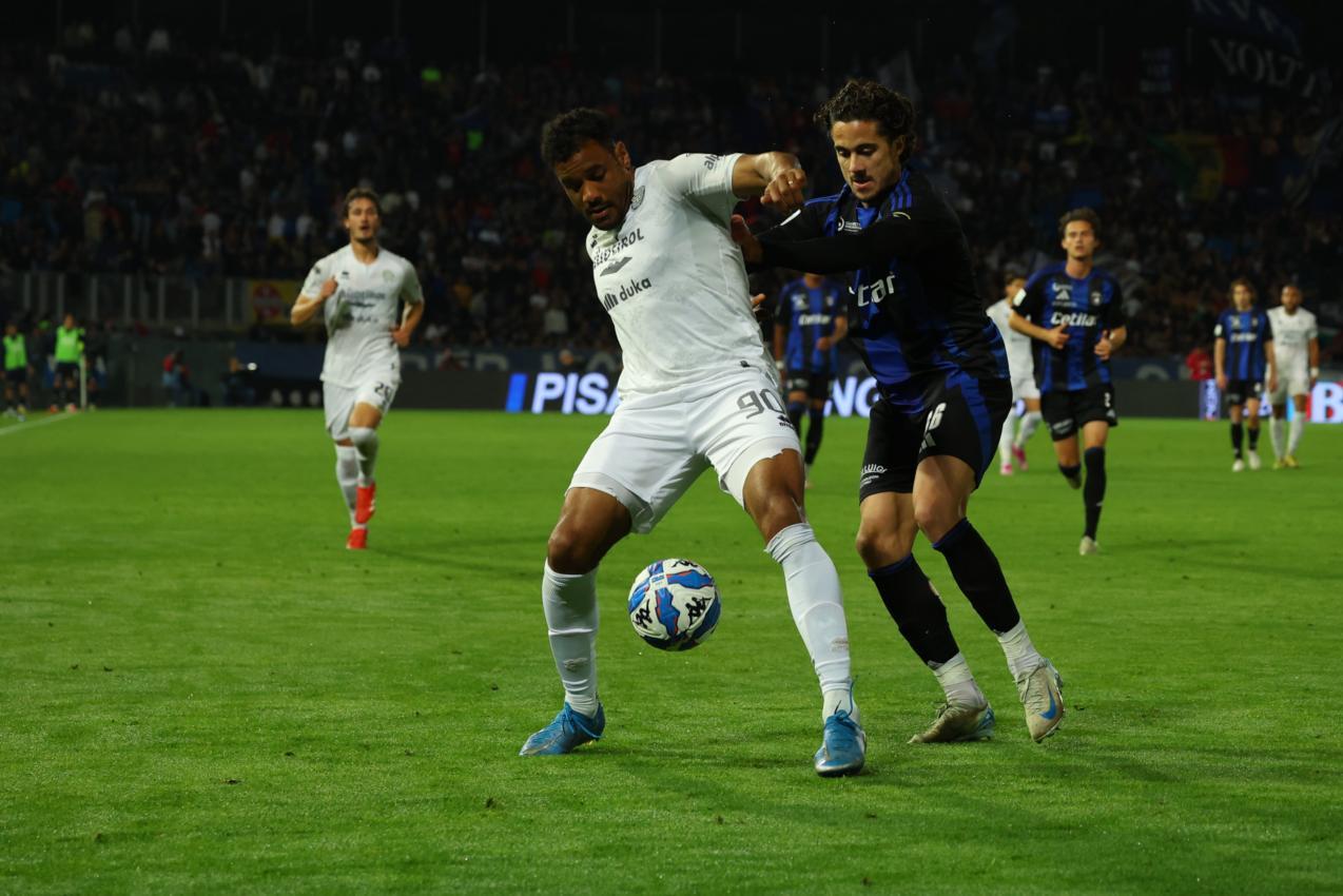 Raphael Odogwu ist von den Serie-B-Verteidigern teilweise kaum zu halten. © Ufficio Stampa FCS - Foto Bordoni