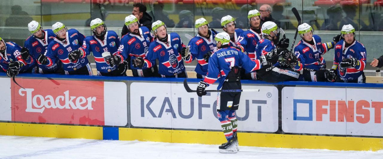 Ritten's winning goal scorer, Diego Cuglietta, celebrated twice. © Max Pattis