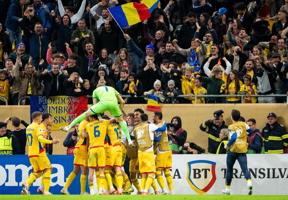 Rumänien feiert den überraschenden Sieg. © APA / GEORG HOCHMUTH