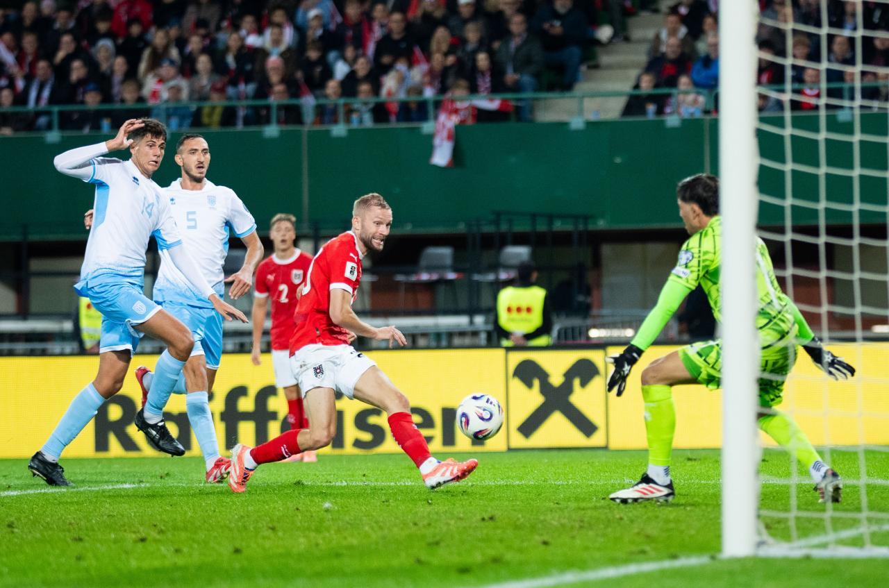 San Marino (in weiß) kassierte gegen Österreich zehn Tore, darf aber trotzdem auf die WM hoffen. © APA / GEORG HOCHMUTH