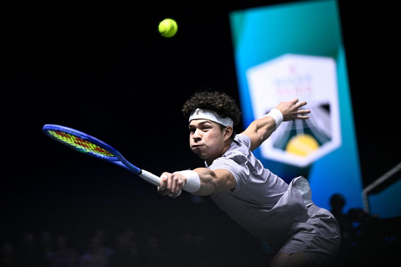 Shelton wurde von Sinner über den Platz gehetzt. © APA/afp / JULIEN DE ROSA