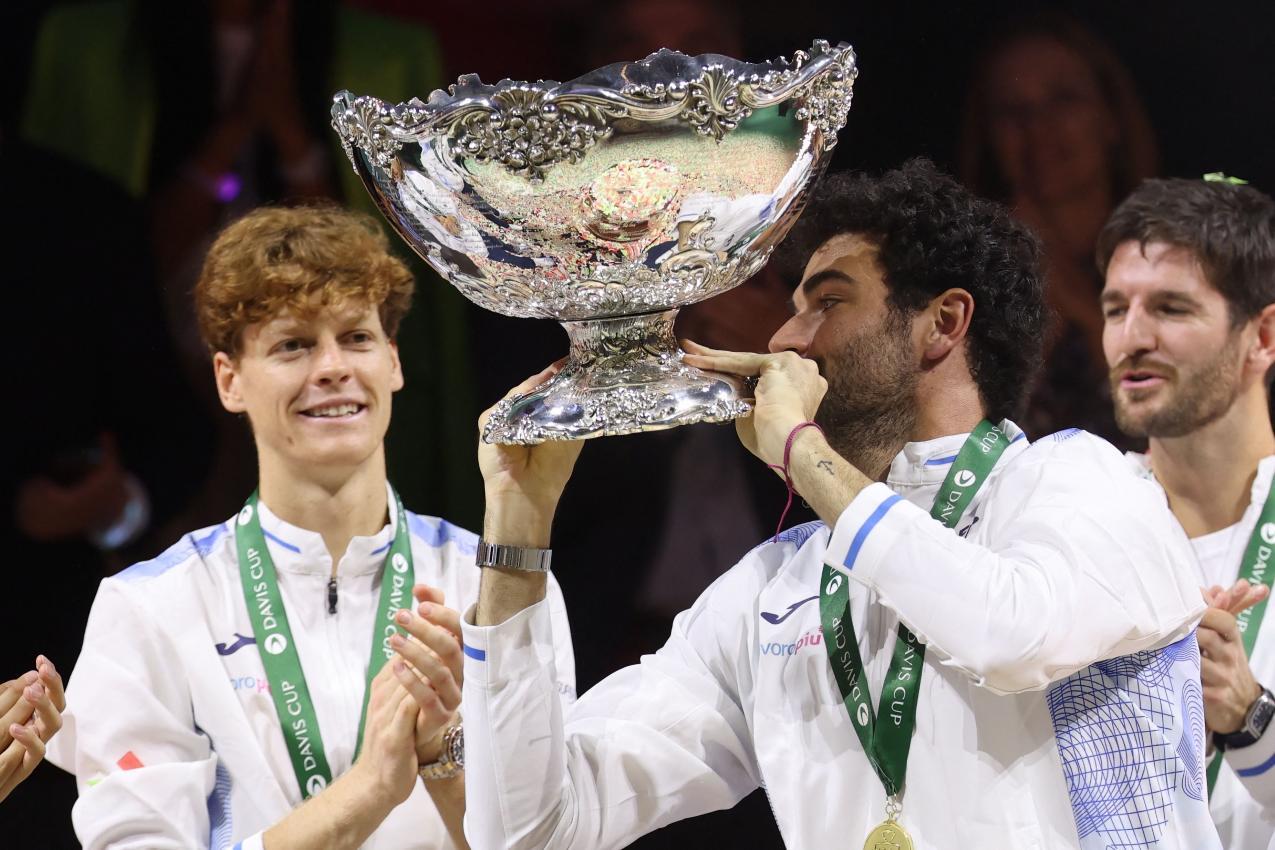 Sinner (links) führte Italien zuletzt zwei Mal zum Davis-Cup-Triumph. © APA/afp / THOMAS COEX