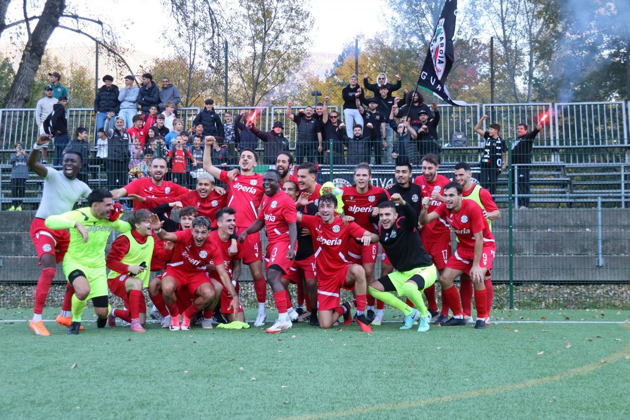 So jubelt Meran über den Sieg gegen Bruneck. © Margit Ebner
