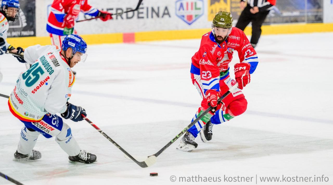Stephan Deluca (r.) and the HCG achieved a celebrated home victory against Asiago.