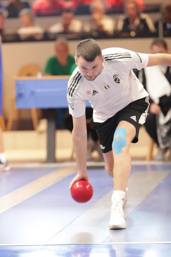 Vilmos Zavarko bowls for Neumarkt. © Sportissimus / Eheim