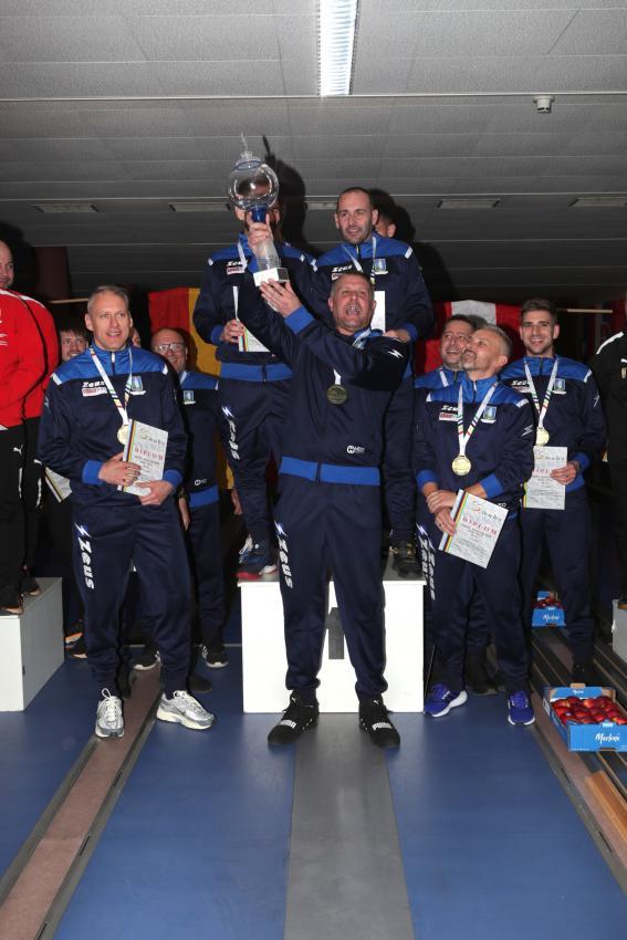 Zalaegerszegi with the World Cup. © Sportissimus / Eheim
