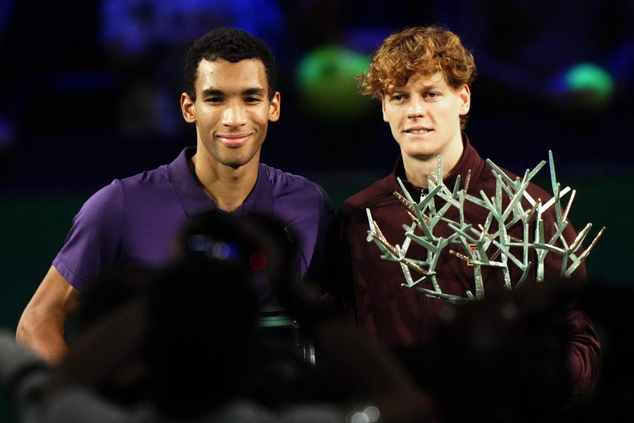 Bestritten am letzten Sonntag noch das Finale in Paris: Felix Auger-Aliassime und Jannik Sinner. © APA/afp / DIMITAR DILKOFF