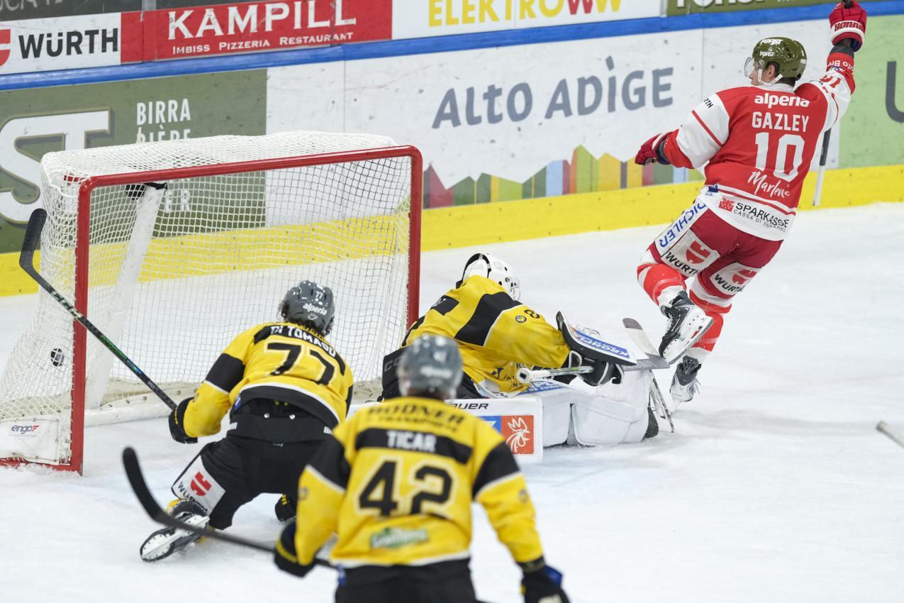 Bozens Dustin Gazley (rechts) trifft, Pustertal liegt am Boden. © Vanna Antonello
