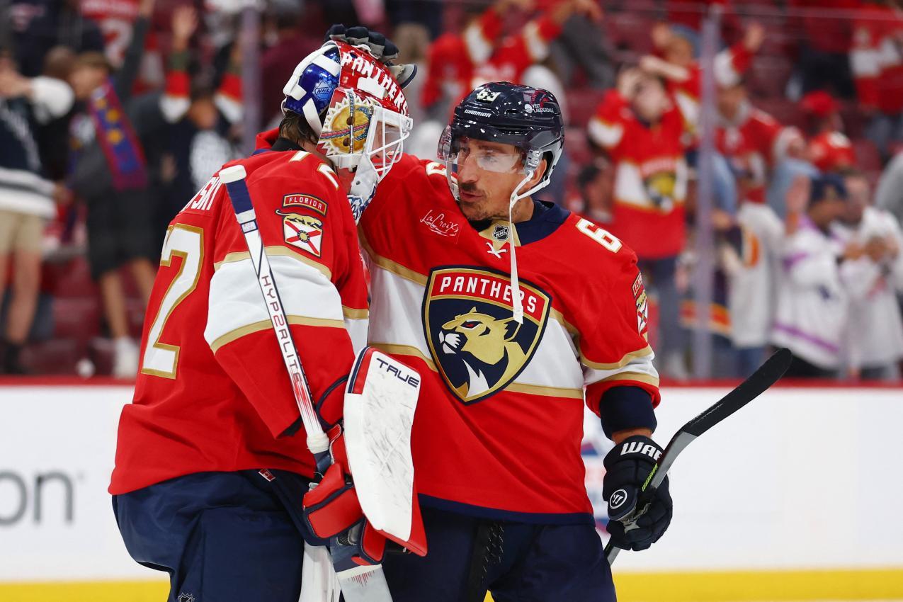 Brad Marchand (rechts) hat einen emotionalen Abend erlebt. © APA / MEGAN BRIGGS