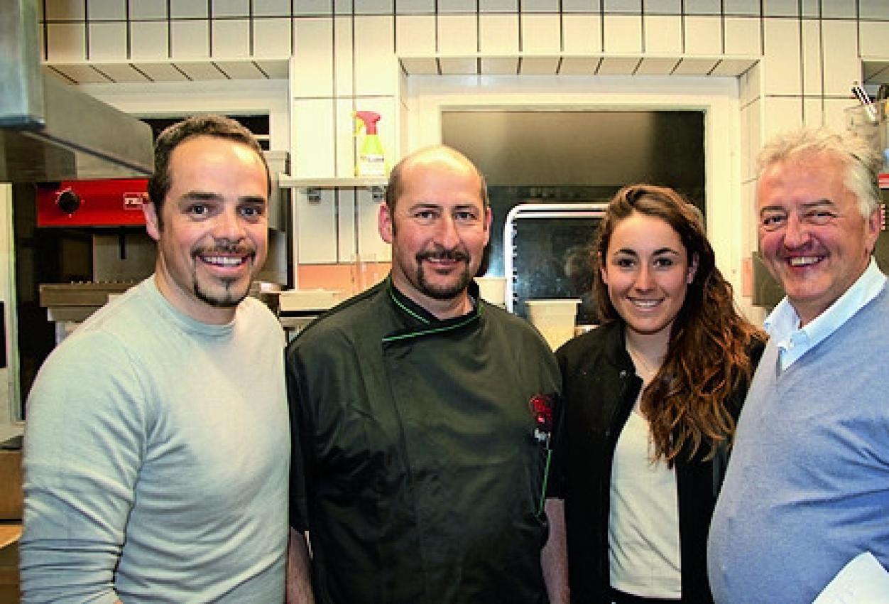 Christof Wörndle mit Peter Fill und Sofia Goggia in seiner Restaurant-Küche. © Giovanni Milazzo