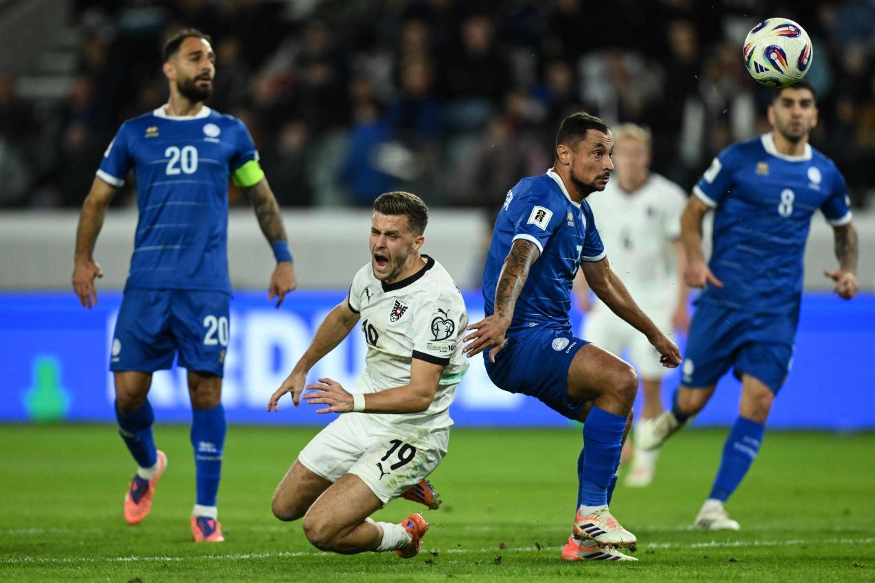 Christoph Baumgartner wurde im Strafraum zu Fall gebracht. © APA/afp / JEWEL SAMAD