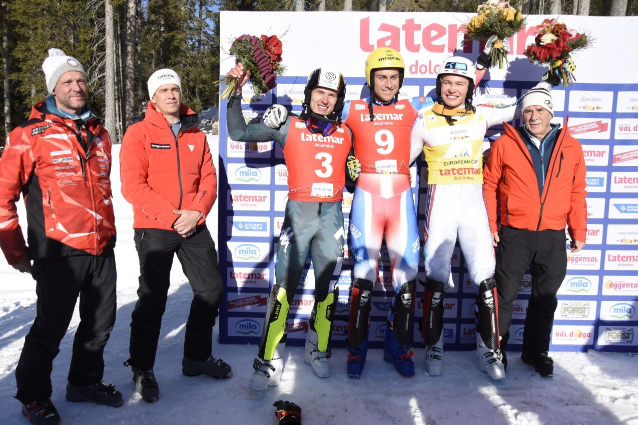 Das Siegerbild von 2024: OK-Vizepräsident Simon Neulichedl, Benjamin Kirchmaier von der Obereggen Latemar AG, Jesper Pohjolainen (3.), Antoine Azzolin (1.), Andreas Sandvik (3.) und Maurizio Odorizzi vom OK-Team. © Matteo Groppo