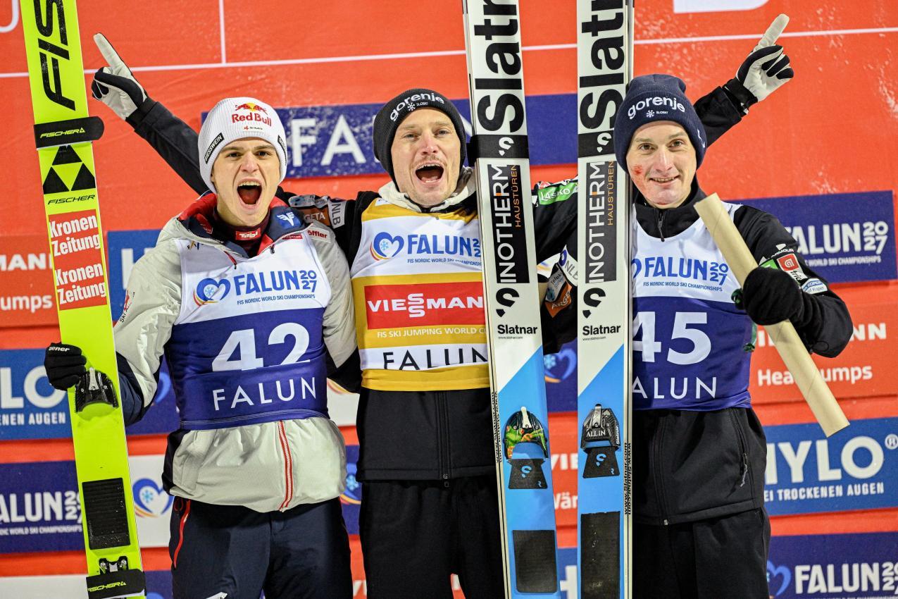 Le podium des vainqueurs avec Embacher, Lanisek et Prevc. © ANSA / Fredrik Sandberg/TT
