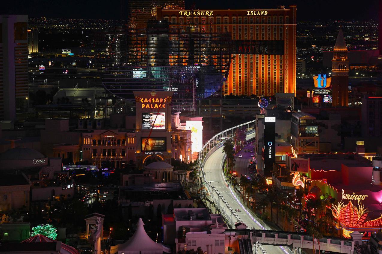 La Ferrari de Charles Leclerc sur le circuit urbain de Las Vegas. © APA / CLIVE MASON
