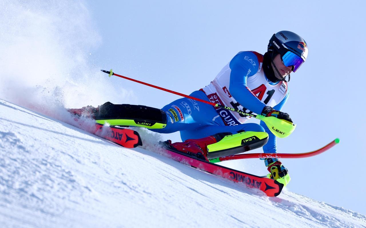 Der Grödner Alex Vinatzer in Aktion. © ANSA / ANNA SZILAGYI