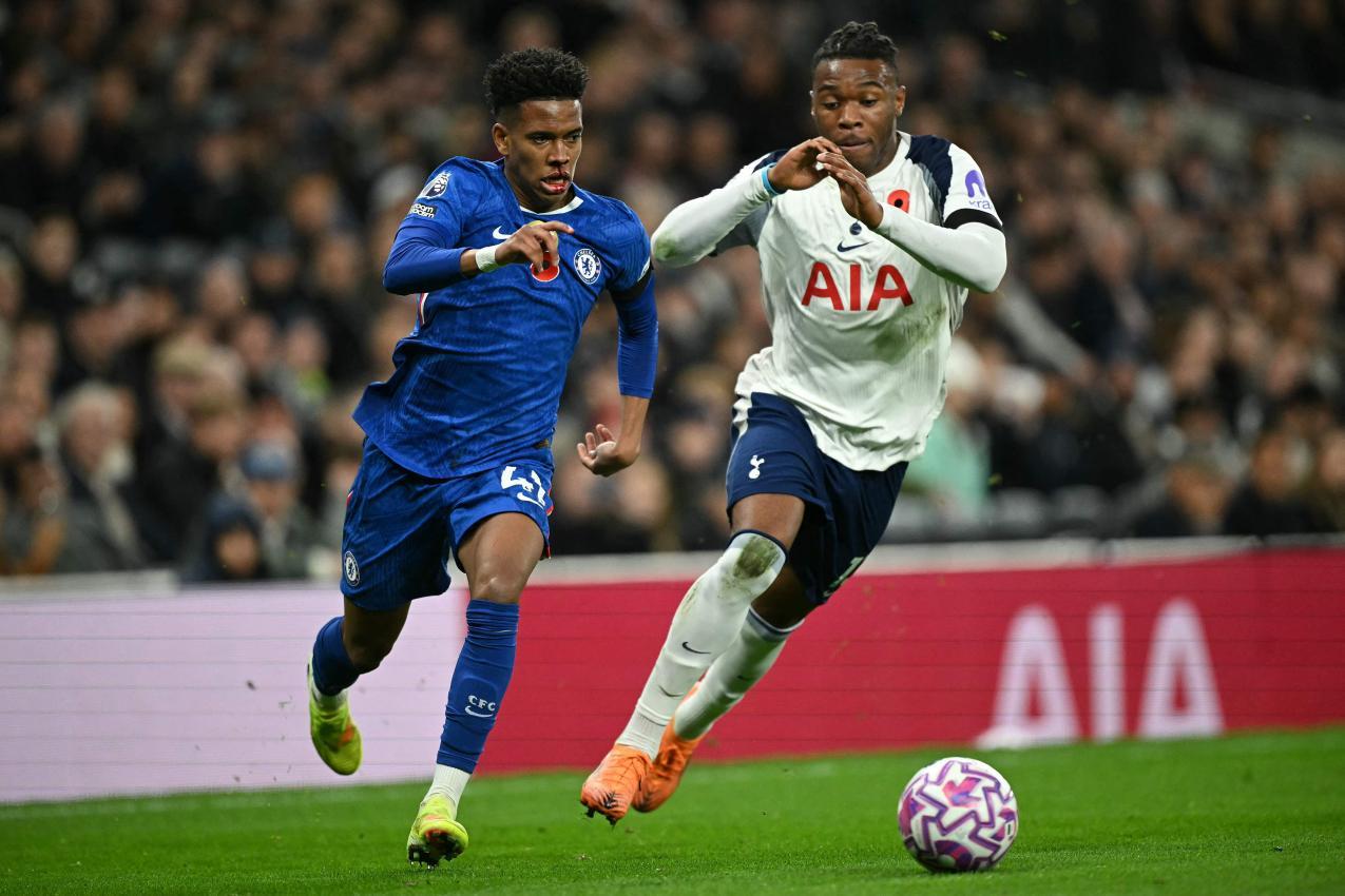 Destiny Udogie (r.) ist ein Fixpunkt in der Hotspur-Defensive. © APA/afp / JUSTIN TALLIS