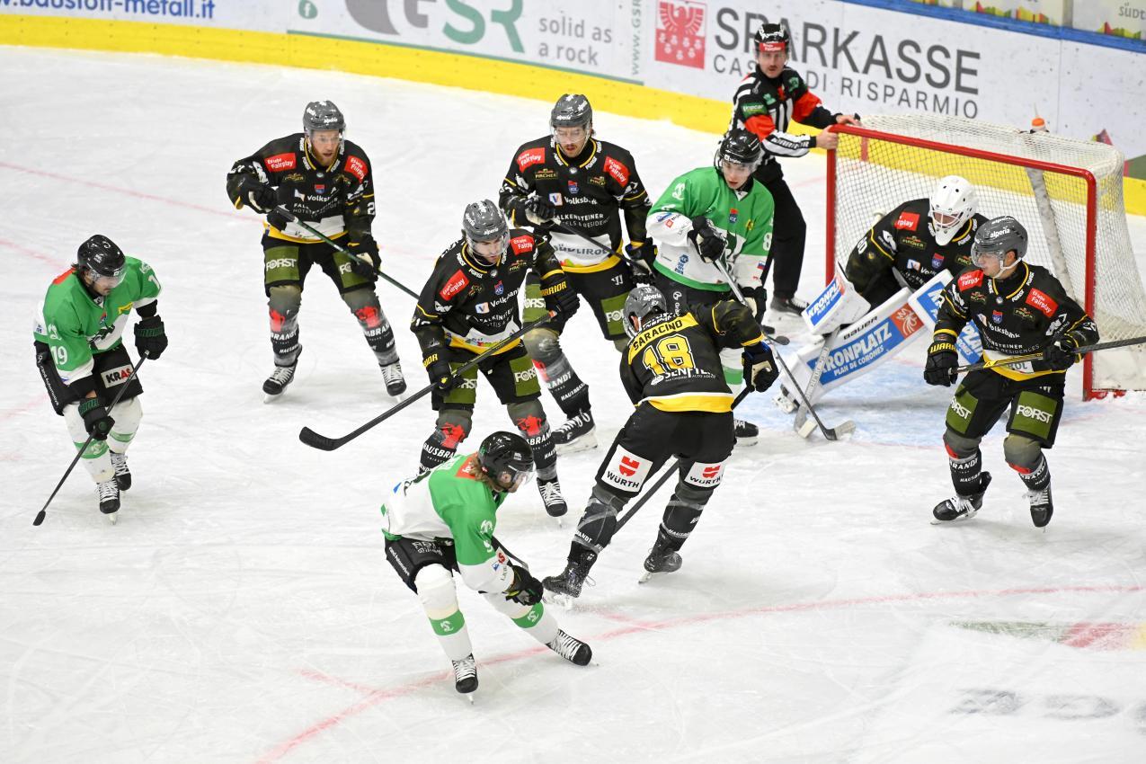 Une foule dense se rassemble devant Eddie Pasquale. © HC Pustertal/I. Foppa