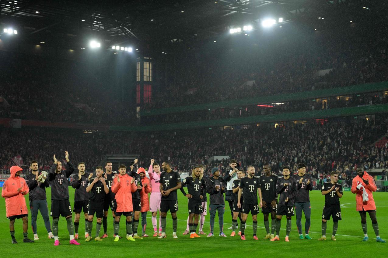 Die Bayern stehen hinter ihren Fans. © APA/afp / SASCHA SCHUERMANN