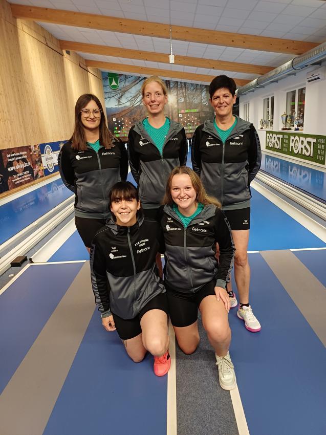 Die Keglerinnen von Fugger Sterzing feierten einen großartigen Sieg. Hinten von links Sabrina Parigger, Marion Thaler und Gabriele Bürger; vorne von links Silena Hochrainer und Sofia Saxl.