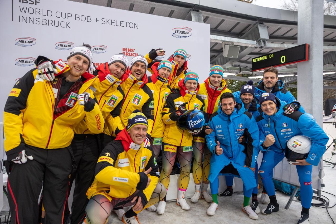 Die Podestfahrer freuen sich über ihren Erfolg. © APA / EXPA/ JOHANN GRODER