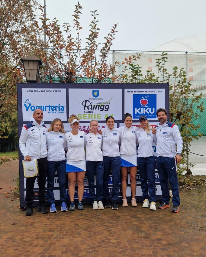 Die Rungger Damen beim Mannschaftsfoto vor dem Duell mit Verona.