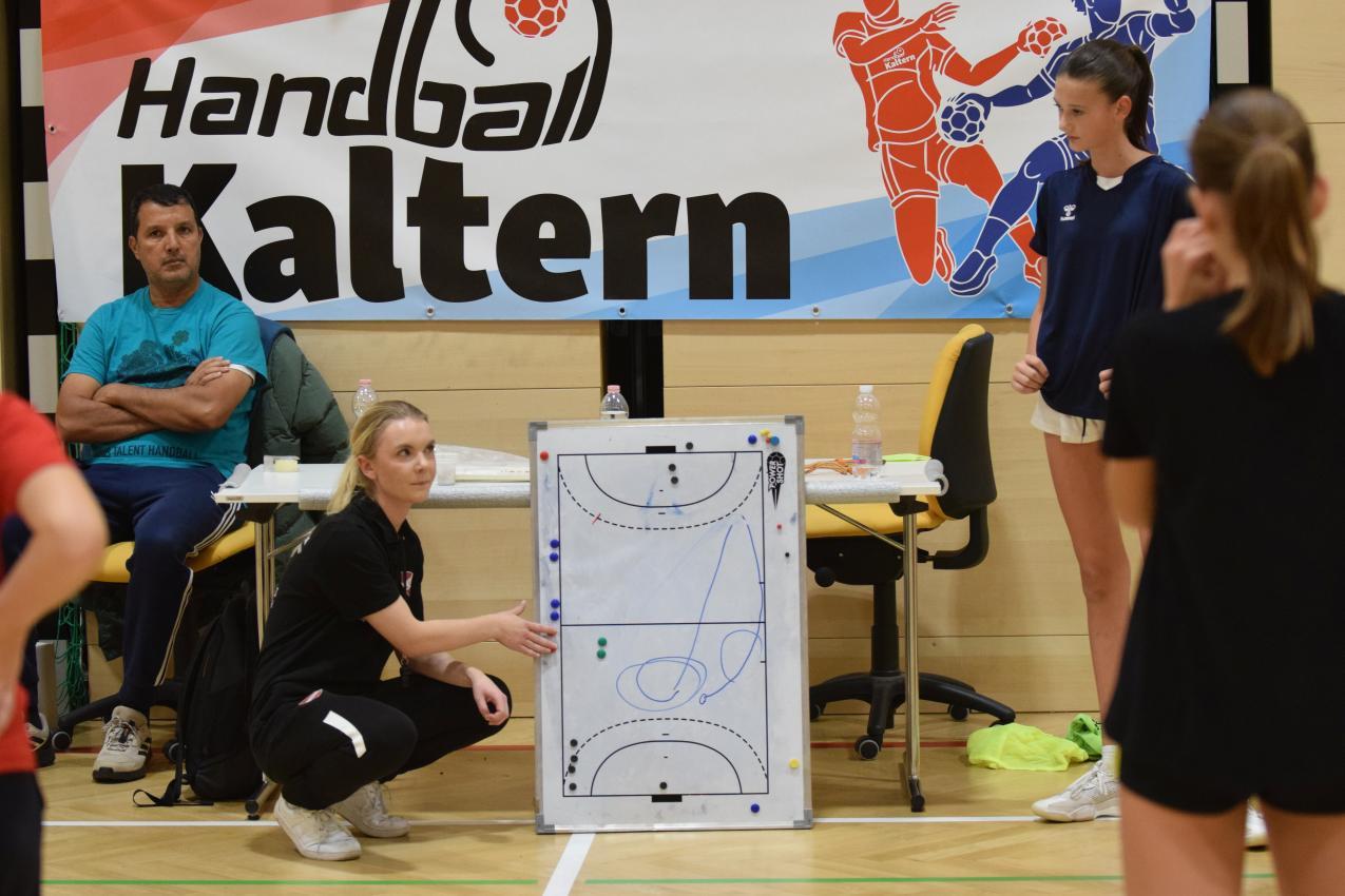 Die Spieler und Spielerinnen hörten gespannt zu.