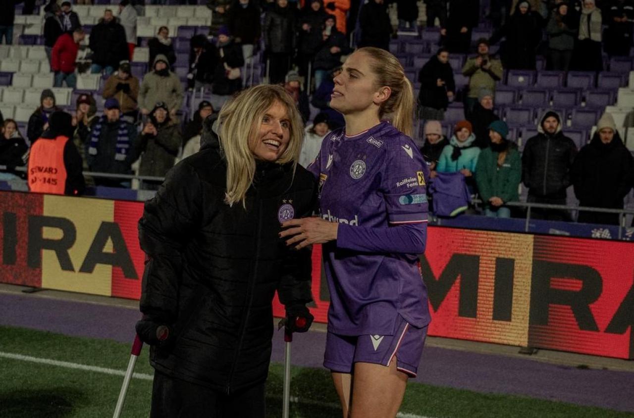 Elisa Pfattner unterstützt ihre Mitspielerinnen auch auf Krücken. © privat